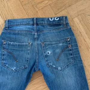 Dondup jeans  - Dondup jeans[] med slitningar vilket år populärt[] modell-Sam[] skicket är bra dock så luktar de lite rök MVH