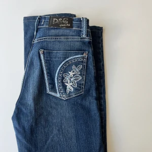 Dolce Gabbana  - Säljer dessa riktigt trendiga Dolce Gabbana jeans i storlek 31 i Riktigt bra skick. Köpta för 3800 kr mitt pris 199kr. Vid snabb affär kan priset diskuteras. 