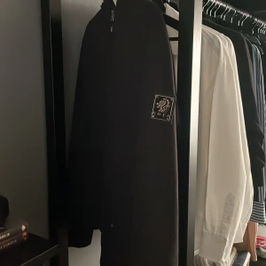 Goja Zip Up - Svart Goja zip up. Har bara prövat den. Köpte den för 1000 och säljer för 600. Storleken är S men passar lika bra till M. Hör av er vid frågor och pris kan diskuteras. 