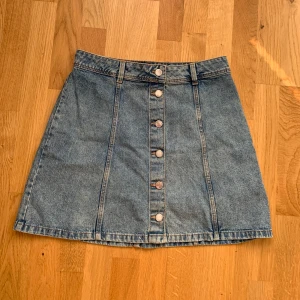 Jeanskjol - Jeanskjol i bra skick, storlek 38.