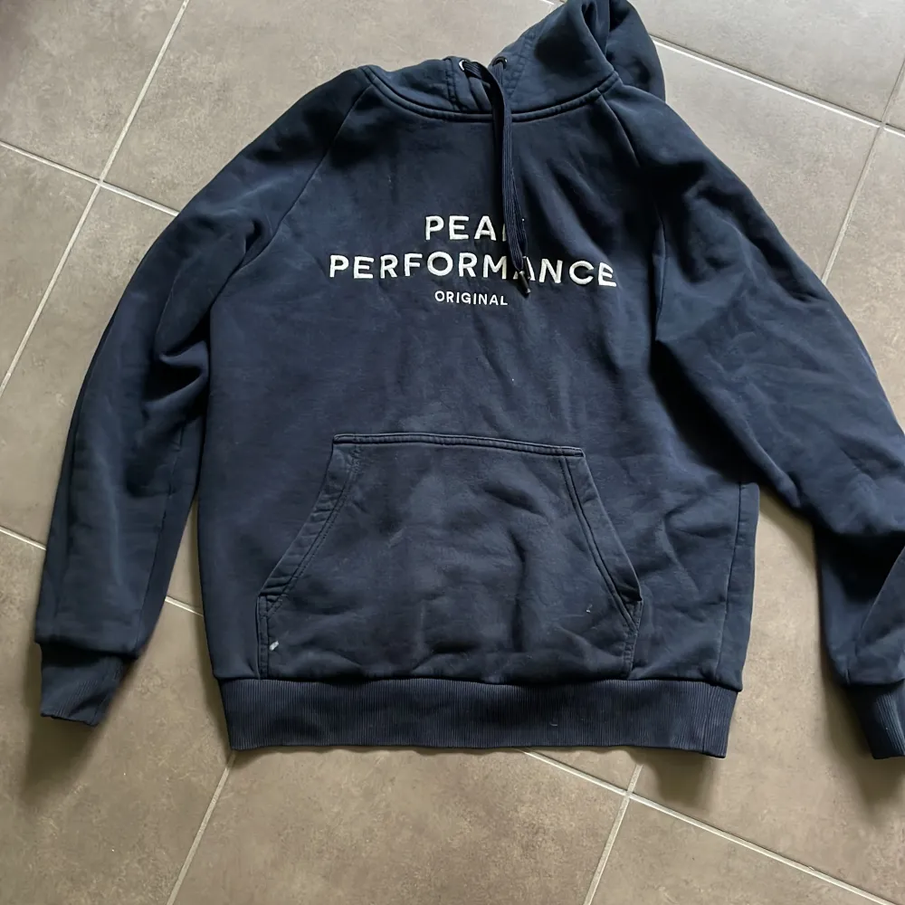 Peak Performance hoodie i storlek L (sitter som M/S) Skick:8/10. Hoodies.