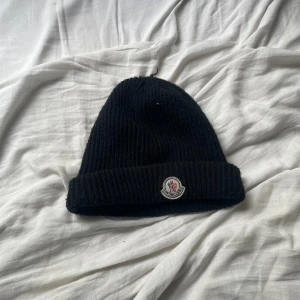 Moncler mösa - Den är använd men inte jätte mycket 