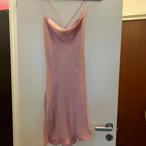 Rosa miniklänning  - Flörtig och somrig klänning från Zara💕