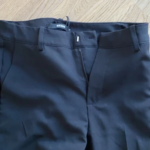 Kostymbyxor  - Utsvängda kostymbyxor fina knappt använda med fickor på sidan 
