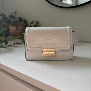 Handväska - Liten handväska från river island. Lite repig på knäppet men annars fint skick. Måtten är 19x14 cm.💕