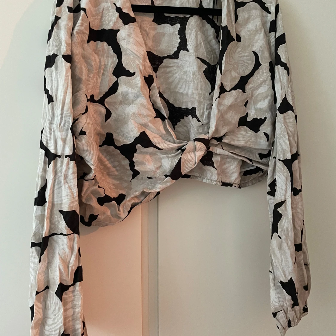 Kort, djup v-ringad blus