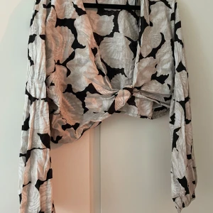 Kort, djup v-ringad blus - Använd 1,2ggr