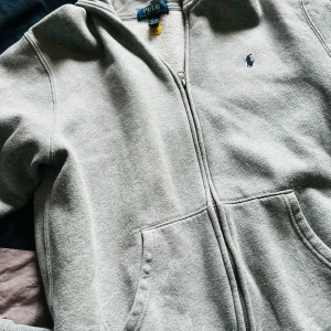 Ralph lauren hoodie  - Säljer min Ralph Lauren hoodie i storlek small. Inga fläckar inga hål inga skador använd några få gånger jätte skönt material och passar svin bra skriv vid minsta fråga eller fundering