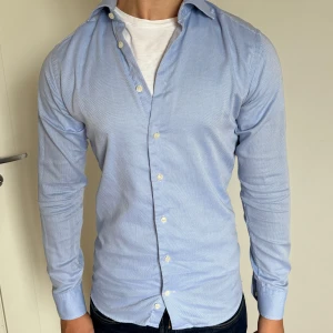 Eton skjorta  - Storlek 38 slim fit, passar mig som är 183cm lång perfekt. Nypris 1700 kr och är knappt använd, inga slitage. pris kan diskuteras vid snabb affär