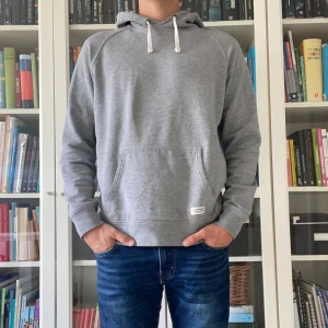 HOODIE LEE - Hoodie från Lee| Storlek: M - Skicket är väldigt bra - Mitt pris: 189kr - Nypris: Ca 900kr - Modellen är 182 och väger 70 kg.  Hör gärna av dig om du har några frågor.//AU_Archive