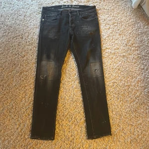 Svarta jeans från Jack & Jones - Snygga svarta jeans från Jack & Jones i modellen Slim fit Glenn.  Sällsynt modell. Hör av dig vid frågor!