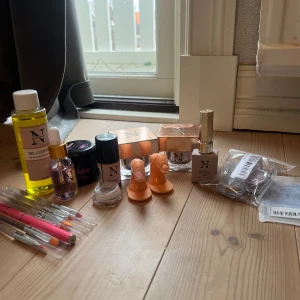 Nagel saker  - Hur bra som helst! 13 olika nagelsaker för 550 kr. Det finns 7 olika penslar till gelé i olika storlekar, nagelbandsolja, luu nails builder gel i färgen universal pink, primer från nagelexperten, bilder gel i färgen 08 från nagelexperten, french gel i vitt från nagelexperten, base och topcoat från nagelexperten, come pulver, övningsfigrar, glitter och dismanter. Perfekt om du ska börja med naglar. Nästan som nytt. Bara använt fåtal gånger.  Om man köper nytt kostar de 1535!