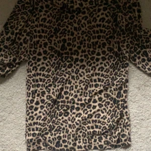 Leopardmönstrad tröja från The Black Label Collection - Säljer en leopardmönstrad tröja från The Black Label Collection. Tröjan har ett djärvt mönster och är perfekt för att sticka ut. Den har trekvartsärmar och en bekväm passform.