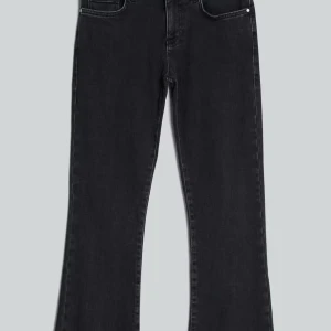 Svarta flare jeans - Snygga svarta jeans med utsvängda ben. Super sköna och snygga. Storlek är S längd 33 och nypris 699kr