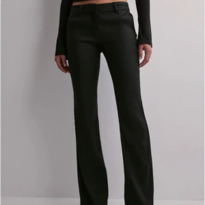 Svarta linnebyxor  - Snygga svarta bootcut byxor med låg midja. Slutsålda på hemsidan. Perfekta för våren & sommaren. Ord pris 499