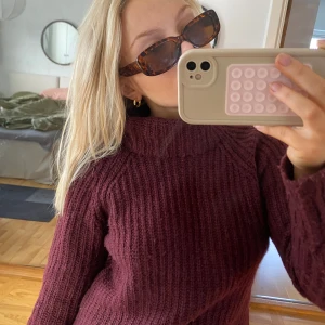 Vinröd röd stickad polotröja - Snygg i gott skick