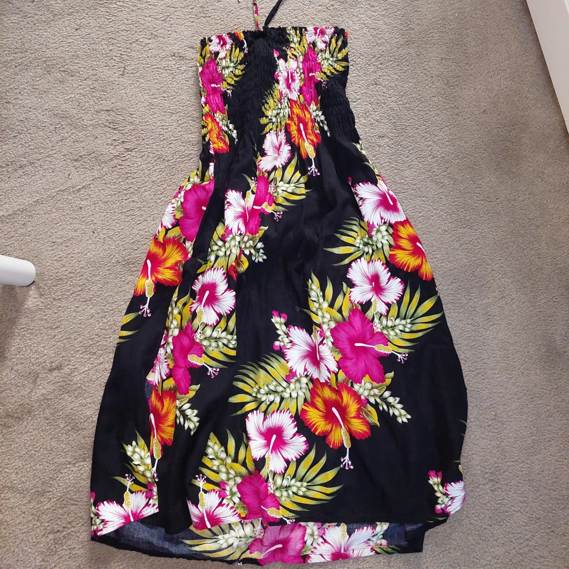 Blommig axelbandslös klänning