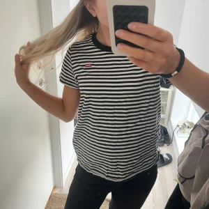 Randig tröja - Säljer denna randiga tröjan från Levis pågrund av att det aldrig kommer till användning 💓💓