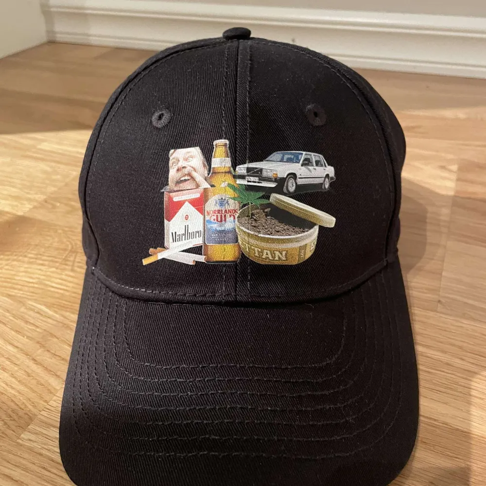 Riktigt härlig raggig keps med unikt tryck. En riktig magnet för att få fjällorna på fall.. Asusteet.