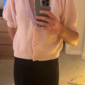 Söt stickad topp - Säljer denna super söta stickade toppen i rosa från Pieces, köpt på Bubbleroom. Wow!!💋💋🥹