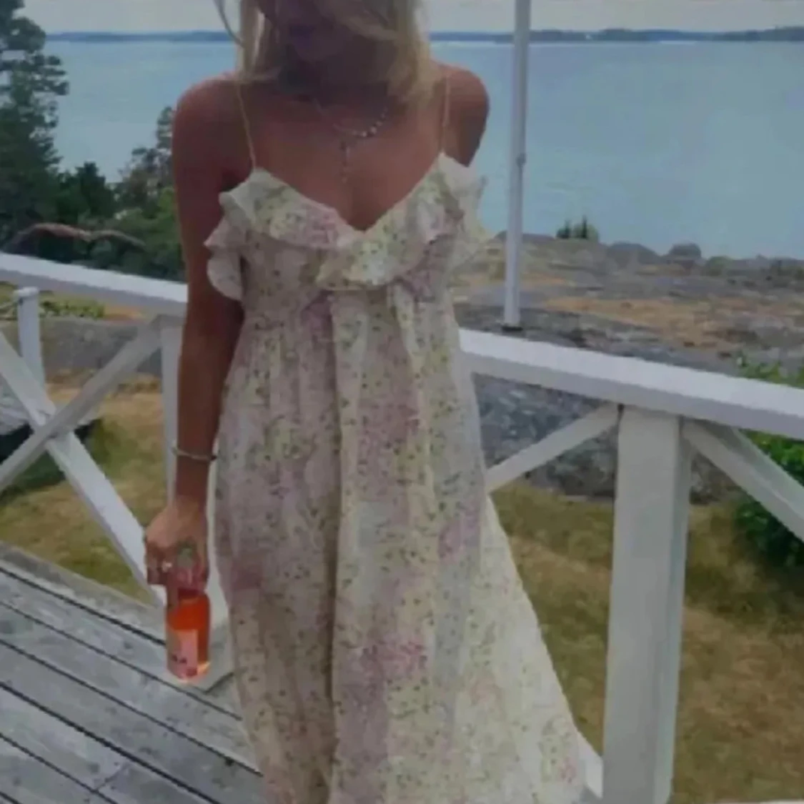 Blommig sommarklänning med volangdetaljer