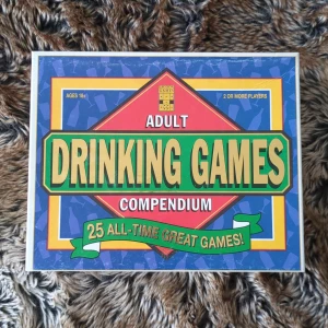 Adult Drinking Games  - Säljer ett spelset med 25 klassiska dryckesspel från Lagoon Games. Perfekt för fester och sociala tillställningar. Innehåller olika spelkort, tärningar och instruktioner för att hålla igång kvällen. För 2 eller fler spelare, åldersgräns 18+.