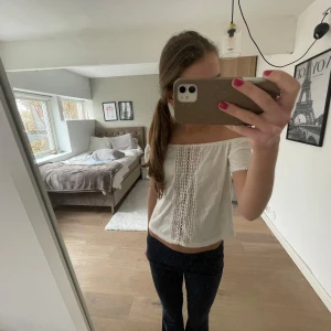 Vit offshoulder topp  - Säljer en söt vit offshoulder topp med vackra spetsdetaljer framtill. Skriv för fler bilder eller frågor 💗priset kan även diskuteras!! 
