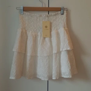 Oanvänd vit kjol med volanger från Chelsea - Jättegullig minikjol från Chelsea. Kjolen är helt ny med prislapp. Hittade dock en pytteliten svart fläck (bild 4), men har som sagt inte använt den. 💞