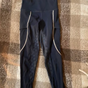 Maya delorez byxa  - Säljer mina mata delorez ridbyxor då jag har slutat rida och de kommer alltså inte till användning. Köpta för 800 och säljer för 350 men pris går att diskutera. Byxorna har användts men har inga defekter förutom att de är lite noppriga på det vita strecket men kan skicka bild privat. Passar xxs-m eftersom de är stretchiga🫶🏻