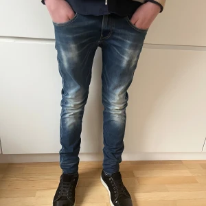 Blå jeans från Replay - Snygga blå Replay Hyperflex jeans. Annorlunda tvätt som gör byxorna eftertraktade, köpta i Replays egna butik i Barcelona. Skick-8/10 riktigt bra!Storlek W28 L30, Nypris-2199kr mitt pris endast 699kr!!