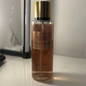 Bare Vanilla Fragrance Mist från Victoria's Secret - Säljer en Bare Vanilla Fragrance Mist från Victoria's Secret. Doften är en söt och varm vaniljton, perfekt för dig som älskar vanilj!💗