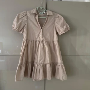 Beige klänning - En kort beige klänning från zara, köpte den på Vinted men den var för kort för mig som är 170 cm. 