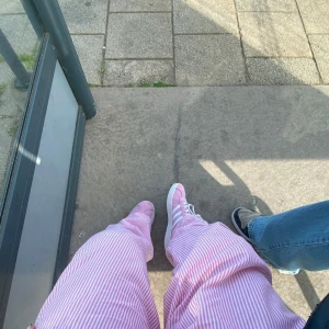 Adidas skor - Söta adidas originals, väl använda men med mycket liv kvar :). Snörena är smutsiga så skulle föreslå att byta dem men såklart funkar dem! Lite defekter (sista bilden) därför lågt pris :). Jag har skostorlek 38 och dem sitter bra på mig
