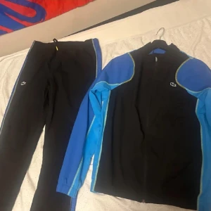 Lacoste Tracksuit - Lacoste Tracksuit, aldrig använd utmärkt skick. Passar M och S. Nypris på den här är 2600 på lacoste hemsida och zalando, på zalando är den slut på lager så passa på o köp från mig! Självklart äkta