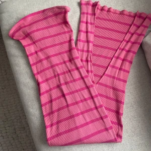 Randig tub klänning - Fin klänning med en slits baktill! Håller sig uppe bra o formar kroppen fint! Stretchig så kan passa allt från XS-M