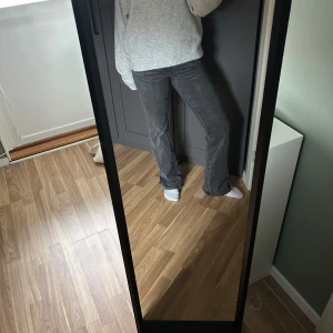 Grå bootcut jeans - Snygga grå bootcut jeans med en klassisk look. Perfekta för en avslappnad stil. De har en normal passform och är tillverkade i ett slitstarkt material. Storleken är 40 men passar bra på mig som ofta har 34-36.