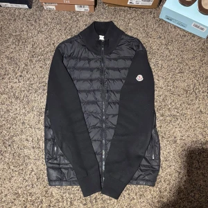 INTRESSEKOLL- Moncler Cardigan - Vill ni kika hur intresset ser ut kring denna schyssta Moncler Cardigan! || NFC tagg fungerar, och qr kod osv funger även dem! || Storlek M|| Jacka är i bra skick!|| Byten kan vara intressant!|| Tveka ej vid frågor hör av er!! Mvh Oscar