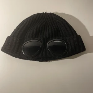  C.P. Company mössa  - Snygg svart ribbad mössa från C.P. Company mössa jag har inte använt den så den är i bra skicka inga skador 