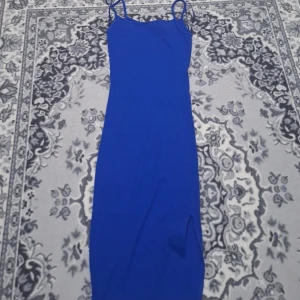 Säljer blå sommar klänning - Den är size 34 small och den kommer lite ner från mina knä (jag e 159 cm lång) den är tajt och väldigt fin. Jag har bara haft på mig den två gånger under sommaren och sen glömt bort den.