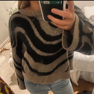 Zebra tröja Kashmir blandning  - Aldrig använd, ifrån other stories säljs ej längre 