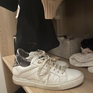 Zadig skor - Säljer mina jätte snygga vita sneakers från Zadig & Voltaire! Skorna är knappt använda, därför bra skick!🤍 skriv vid intresse eller frågor