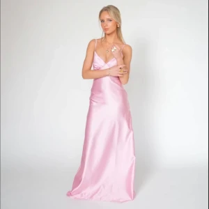 Rosa balklänning  från By Stina - Jättefin rosa balklänning ifrån by Stina i storlek s och längden i regular. Modellen ”Sophie dress” och i satin. Klänningen är endast testad och har även kvar paketet den kom i!