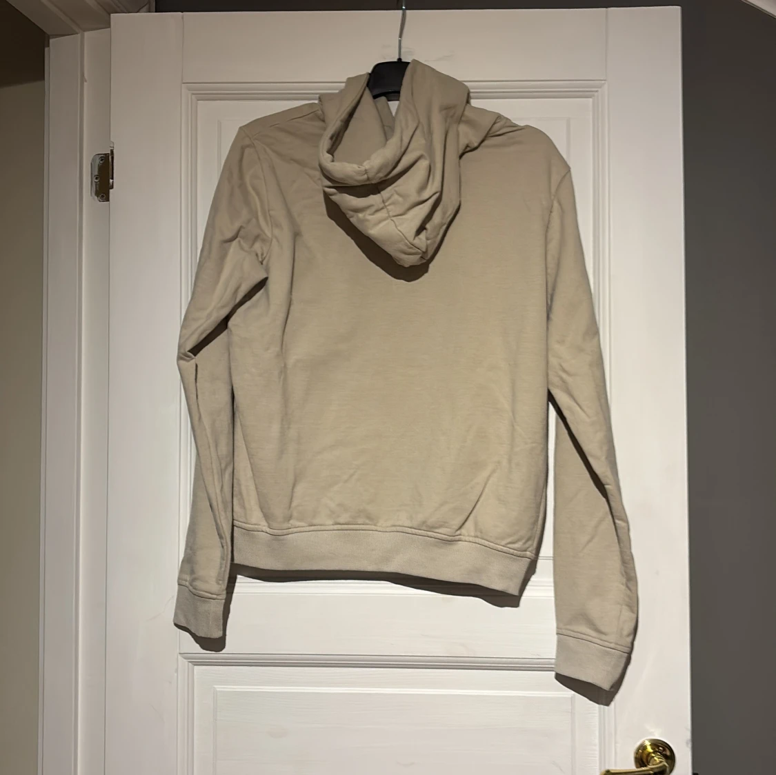 Beige hoodie från Gildan - 1