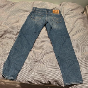 Blå jeans från Replay - Snygga blå jeans från Replay med klassisk design. De har en normal passform och är i mycket bra skick. W30 L 32 Kan gå för lite lägre pris vid snabb affär