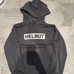 Helmut Lang hoodie - Svart Helmut Lang hoodie i bra skick. Storlek L. Mått: bröst:58, axel bredd:47, längd:73, armlängd:66. För frågor och bilder, kontakta mig!