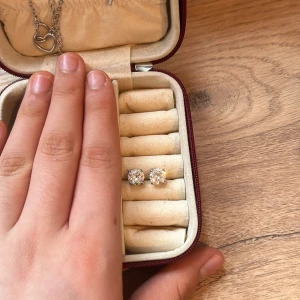 Glittriga örhängen i silver - Snygga örhängen med stora, glittriga stenar i en elegant silverfärg. Perfekta för att ge en touch av glamour till din look. Kommer i en praktisk smyckesask.