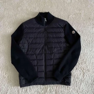 Moncler Cardigan  - Säljer en blå cardigan från Moncler. Jackan har långa ärmar och en dragkedja framtill. Perfekt för kyligare dagar med sin kombination av stil. Pris kan diskuteras.