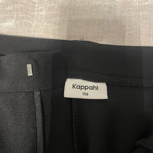 Bik bok kostymbyxor  - Svarta snygga kostymbyxor i storlek 158-XS💕använda fåtal gånger men har inga defekter, de är mid-high waist Skriv för fler frågor!