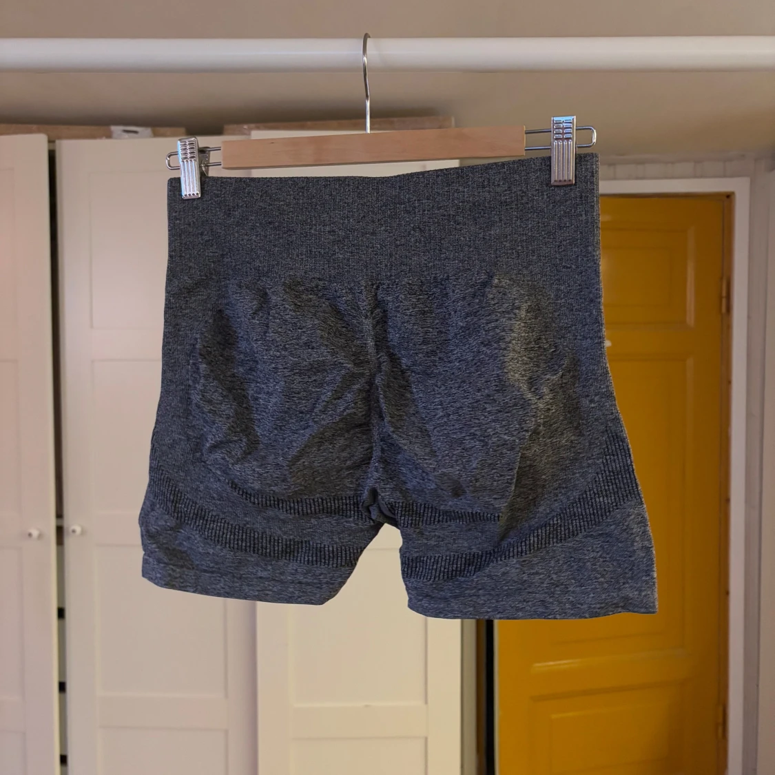 Grå träningsshorts med scrunch - 1