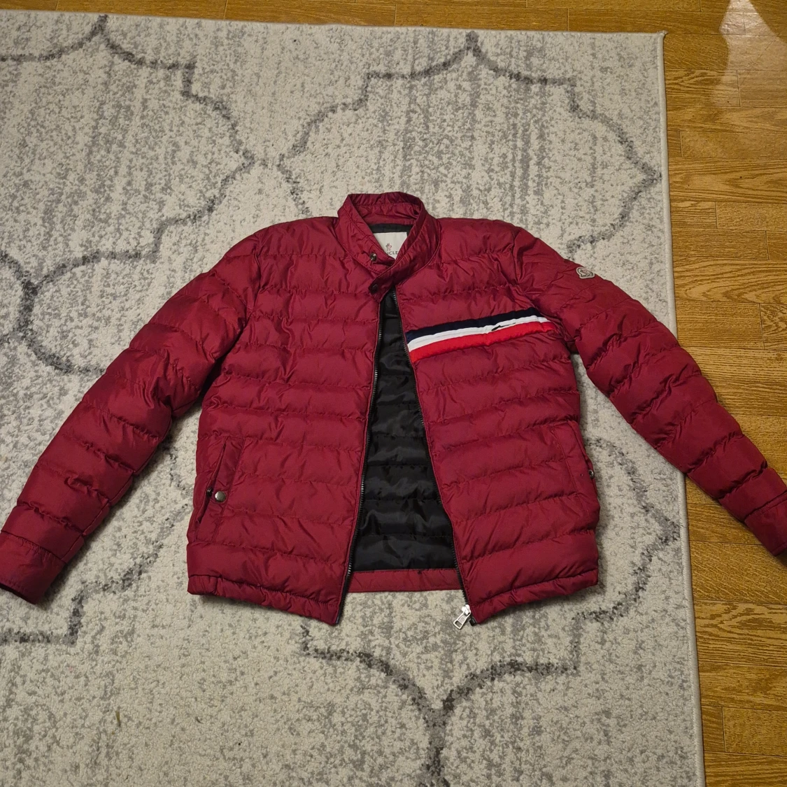 Röd dunjacka från Moncler